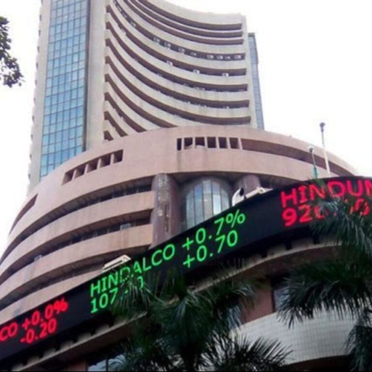 सेंसेक्स में 500 अंक से ज्यादा की बढ़त:77,400 पर कारोबार कर रहा, निफ्टी भी 100 अंक चढ़ा; IT और बैंकिंग शेयर्स में ज्यादा खरीदारी